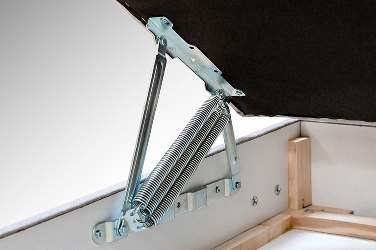 Mecanismo de elevación por resorte